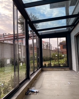 Katlanır Cam Balkon Kış Bahçesi Jaluzi Cam İmalatı Cam Veranda Onur Cam YAPI kapak görseli
