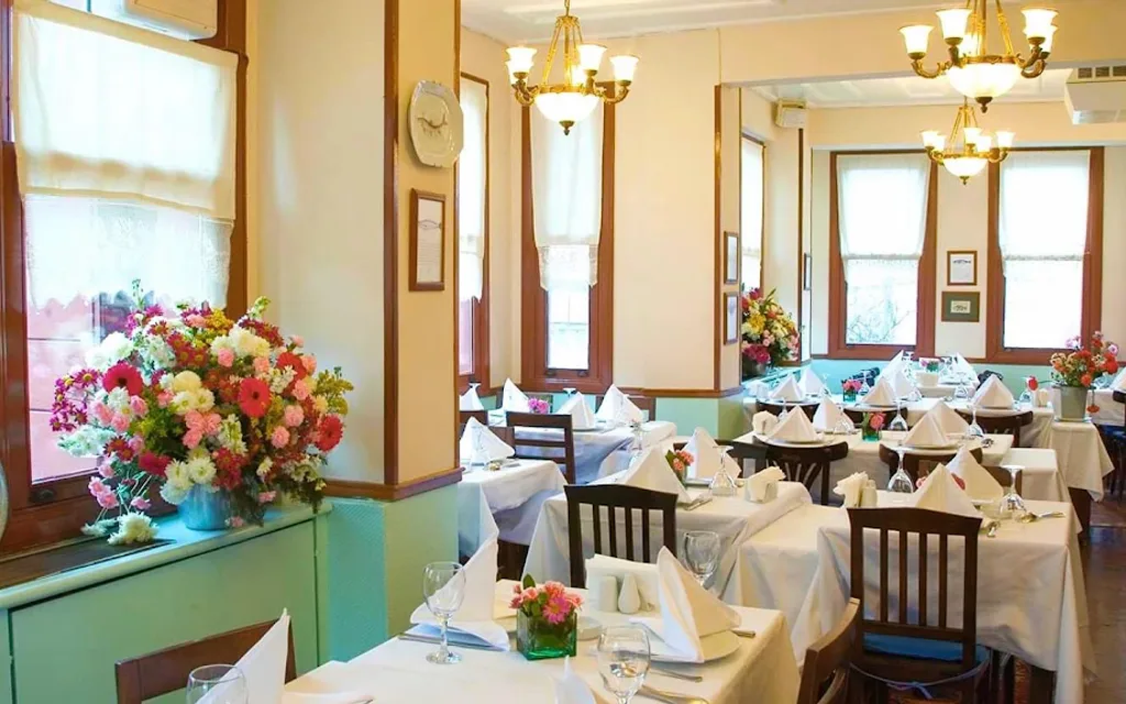 Balıkçı Sabahattin - Fatih'in tarihi dokusuyla bütünleşmiş, ahşap detaylara sahip özgün restoran girişi