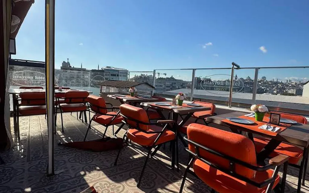 Hanzade Bosphorus Restaurant - Boğaz manzarasına hakim, şık ve geniş oturma düzenine sahip iç mekan görseli