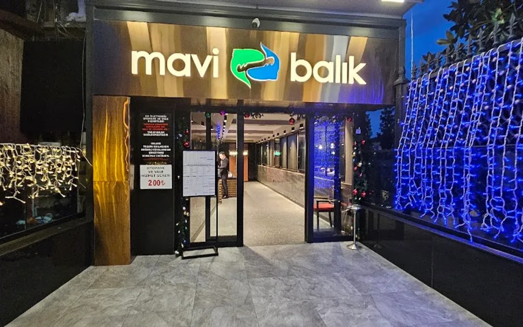 Mavi Balık - Kuruçeşme sahil hattında, denizle iç içe konumlanmış şık akşam yemeği atmosferi