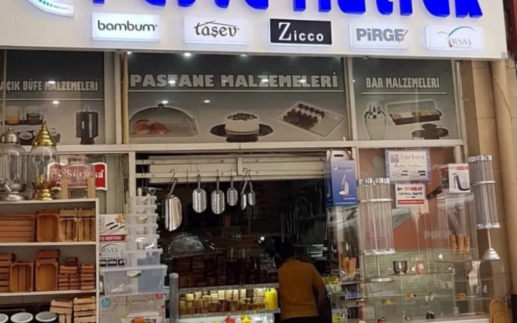Pasta Mutfak mağazasında sunulan şık ahşap sunum ürünleri ve mutfak gereçleri