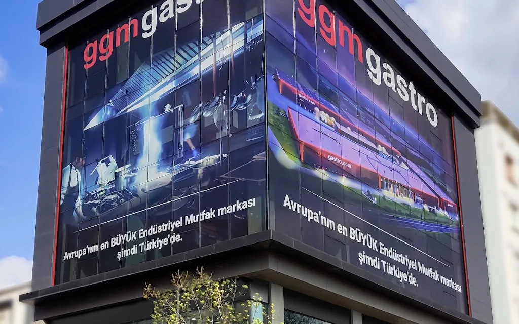 GGM Gastro'nun geniş teknolojik ekipman teşhiri ve showroom alanı